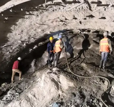 屏南隧道拱顶带模注浆料，微膨胀注浆料的特点及施工工艺